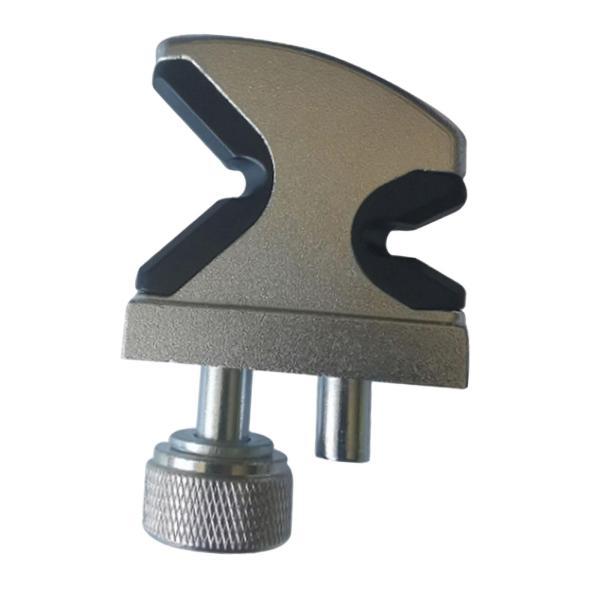 説明:[素材]バドミントンラケットストリングマシン用固定クランプは金属製で.頑丈な構造です. [サイズ情報]テニスラケットストリングマシン用U字型クランプの柱中心距離は約1.8cm/0.71インチです. [交換部品]古くなった部品や摩耗した...