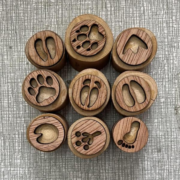 説明:[プレミアムで信頼性の高い]: 動物の足のスタンプは.高品質で耐久性があり頑丈な木製素材で作られており.細部までこだわっており.クリアで環境に優しい製品です.[動物の足跡スタンプ]: 木製の動物の足跡スタンプは.教室や保育園に最適です...