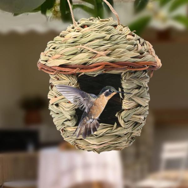 説明:[素材]:乾燥した草で作られた吊り下げ鳥の家.環境に優しく.強くて耐久性があり.変形しにくいです.[手編み]: ハチドリの巣の家は巣材から手編みされており.それぞれがユニークです.繊維がしっかりと織られているので抜けにくいです.必要な...