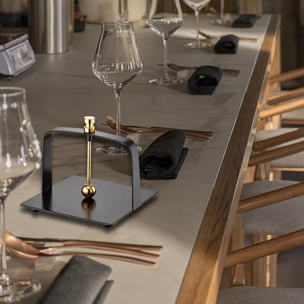 説明:美しく実用的:金属製のトレイ.頑丈なハンドル.スタイリッシュな重みのあるアームで設計されたデスクトップナプキンホルダーは.ディナーテーブルの美しいセンターピースになり.ゲストにとって便利です.耐久性と頑丈な構造: ナプキン ディスペン...