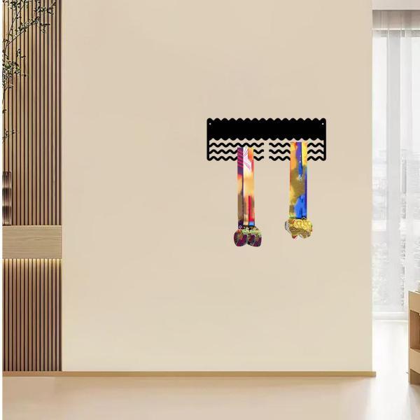 説明:[ディスプレイ]: このディスプレイハンガーは.フットボール.体操.サッカー.ダンス.レスリング.空手.バレーボール.野球など.さまざまなスポーツでの成果を披露したいアスリートやスポーツ愛好家向けです. [素材]: 当社のスポーツメダ...