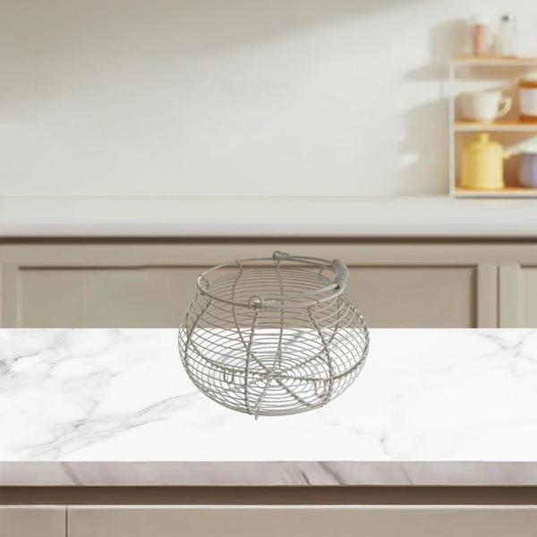 説明:素材: この丸い卵バスケットは金属製で.長期間の使用に耐える頑丈さと耐久性を備えています.便利なデザイン:快適なハンドルで新鮮な卵を集めるための農家の金属ワイヤー卵バスケット.必要に応じて持ち運びや移動が簡単です.装飾: ハンドル付き...