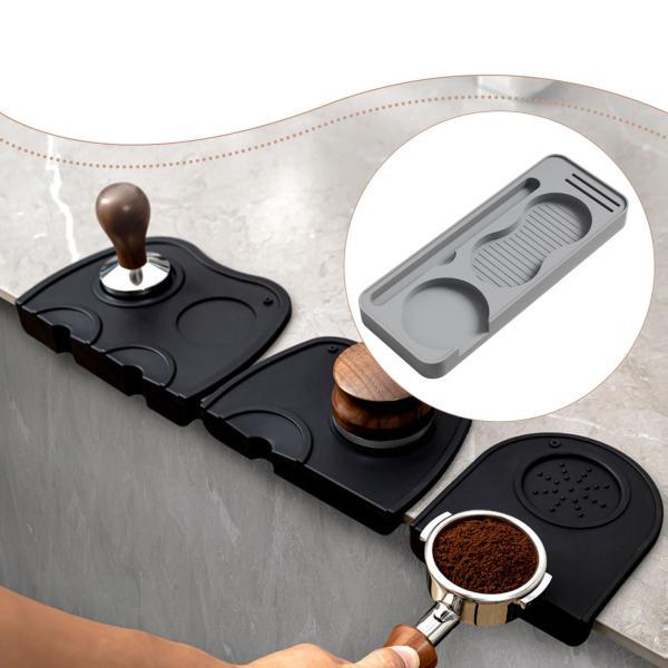 説明: [ワークスペースの整理]このシリコンタンピングマットには.コーヒータンピングアクセサリーを収納できる専用コンパートメントがあり.安定した作業面を提供します. [強化されたグリップ性能]底面のテクスチャと盛り上がったエッジにより.激し...