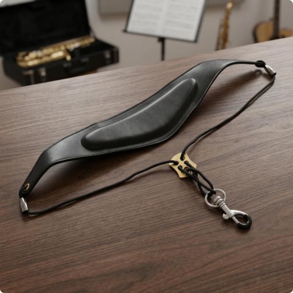 パッド入りサックスストラップ 調整可能 フック金具付きサックスストラップ PU製 音楽用品 メタル金具 首掛けひも 調節可能