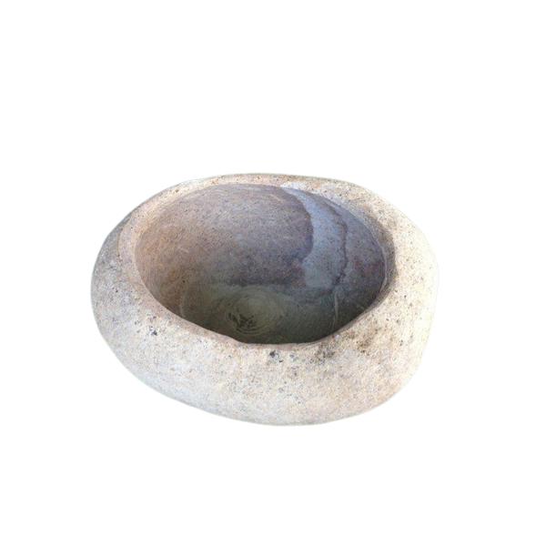 天然石をくり抜いたお洒落な鉢です。使い方も色々考えて使ってみてください。天然石製　外寸法　　約　幅22cm　奥18cm　高10cm　　　　　穴部寸法　約　幅15cm　奥11cm　高  8cm石のみです。花やプラ鉢はふくまれません。自然石の為...