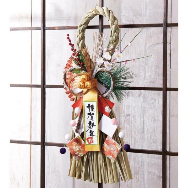 華やかなアレンジのしめ縄飾りを入口に飾ってお店の新春気分をアップ。●サイズ／W30×D6×H58cm●素材／天然素材●その他仕様／ひも付き