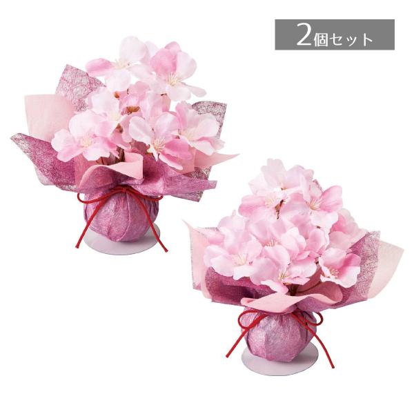 卓上の桜造花アレンジメント。シンプルで使いやすいデザインです。商品棚やレジカウンター、受付に飾って春らしい店舗ディスプレイに。●素材／ポリエステル・ポリスチレン・不織布●サイズ／幅15×奥行10×高さ17cm