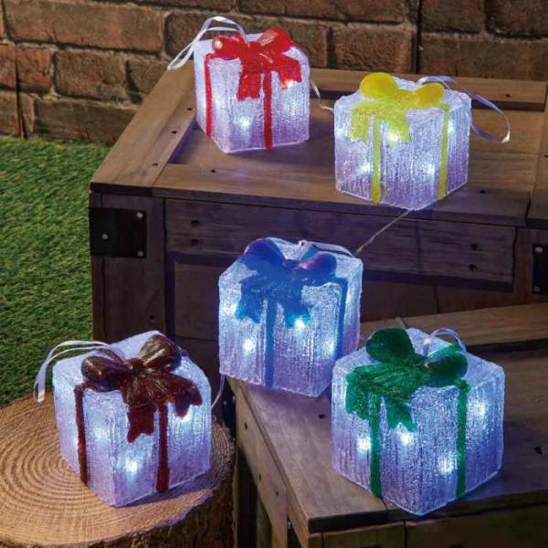 小さくてかわいい5つのプレゼントボックス。【サイズ】プレゼントボックス：幅8×奥行8×高さ10cm 長さ2mプレゼント間隔：50cmコード：5m【素材】ポリスチレン【セット内容】5色×各1個【重量】0.5kg【特記事項】常点ACアダプター式...