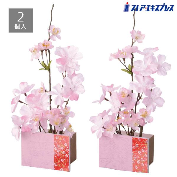 卓上の桜造花アレンジメント。シンプルで使いやすいデザインです。商品棚やレジカウンター、受付に飾って春らしい店舗ディスプレイに。●素材／ポリエステル・ポリスチレン●サイズ／幅13×奥行7.5×高さ30cm ベース：幅10×奥行8×高さ7cm