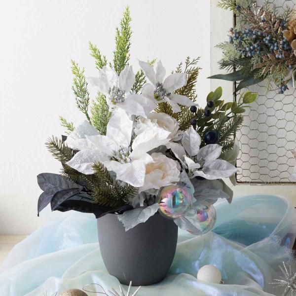 白いポインセチアをあしらったデコレーションアレンジメント。ボリュームがあり空間を華やかに演出します。オフィスのエントランスや店舗のメインテーブルにぴったりの豪華なアレンジメントです。ストエキオリジナルなのでコスパ抜群。●素材／ポリエステル・...