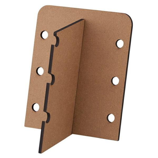 切込みに木板を差し込むだけの簡易組立式のメガネディスプレイ。【サイズ】幅17×奥行16.5×高さ19.5cmピッチ：6cm【素材】繊維板(MDF)【組立について】お客様組立【特記事項】※形状によっては掛けられないメガネがあります。