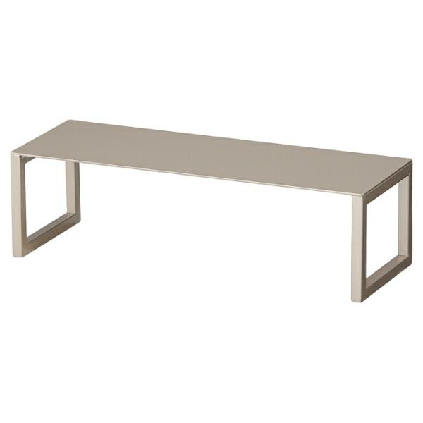 角パイプを使用したスタイリッシュなデザインのディスプレイ台。落ち着いたゴールドの色味が高級感を演出します。【サイズ】W30×D10×H8cmパイプ：9mm角【素材】スチール製 焼付塗装仕上げ(ゴールド)【重量】0.5kg【その他仕様】耐荷重...