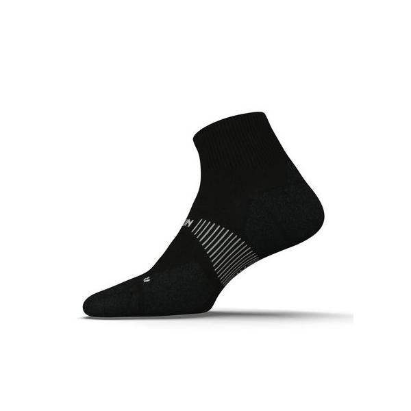 【コメント】摩擦防止糸を使用した、靴ずれしにくいランニングソックス。部分的に細かいループパイル生地を使い厚みを持たせより快適な履き心地を実現。つま先部分は、足の形にぴったりフィットする特殊構造です。縫い目が足裏側にくるようにし、摩擦を抑える...