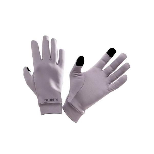 【コメント】タッチパネル対応、防寒ランニンググローブ。人差し指と親指に、スマートフォン操作が可能な電導性の生地を使用。手の甲には裏起毛を施した生地を使用しているため、暖かさと快適さが得られます。手の内側には通気性のある生地を使用しており、身...