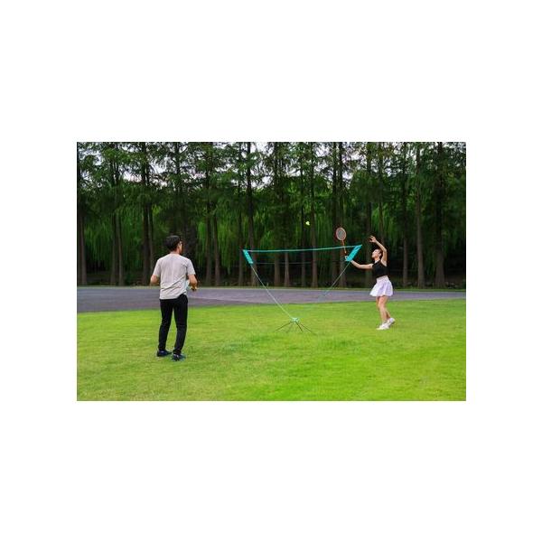 【コメント】持ち運びに便利な屋外用バドミントンネット。■組み立て・解体が簡単90秒以内で簡単に組み立て可能。■取り扱いやすい軽量なバッグとキット(600g)。ショルダーストラップ付きで持ち運びが簡単。■安定性フットピンソリューションにより、...