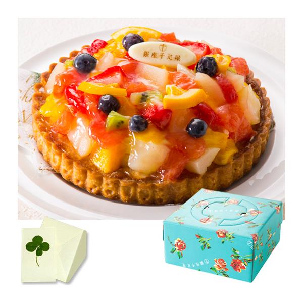サクッとしたタルト生地と、アーモンドプードルで焼き上げた生地に、カスタード風味のクリーム。マンゴーや苺、グレープフルーツ、洋ナシ、ブルーベリー、キウイ、オレンジなど、銀座千疋屋が厳選したフルーツをふんだんにトッピングした贅沢タルト。冷蔵庫に...