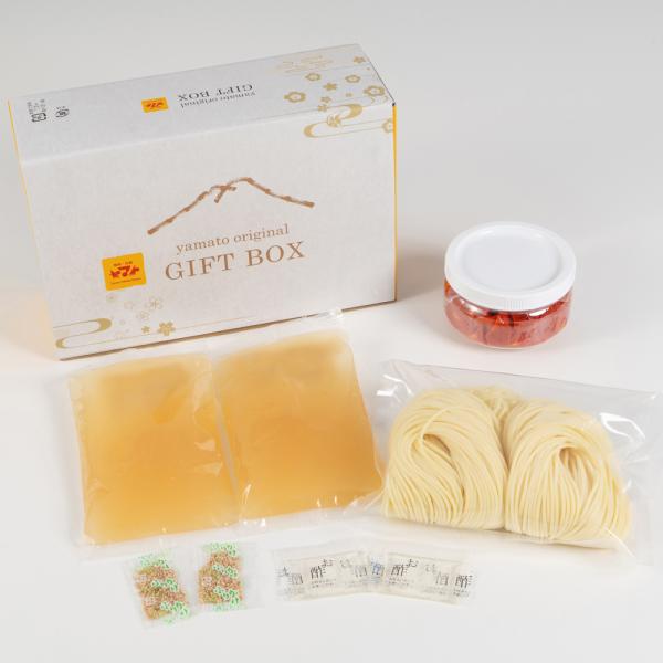 焼肉冷麺ヤマトの冷麺セットです。コシのある生麺、コクのあるストレートスープ、当店自慢のカクテキが入ったセットとなっております。化粧箱に入っておりますので、大切な方へのご贈答へもぴったりの一品となります。