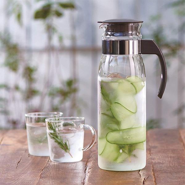 冷蔵庫のドアポケットにラクラク収納。<br>大きなハンドル付きで、持ちやすい冷蔵庫ポットです。1.4リットルと大容量なのにスリムボディで、冷蔵庫のドア側ポケットにスッキリ収納。<br>冷たい飲み物から煮出した麦茶など...