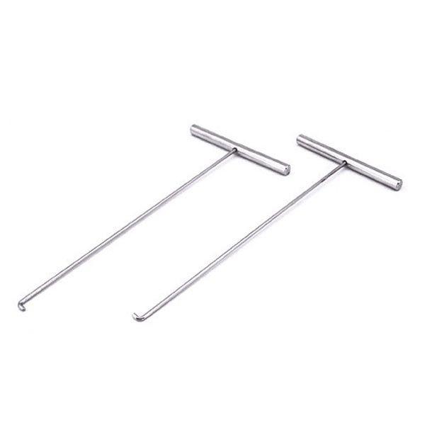 ベンツのメーターパネルの取り外しに使用するメーターパネルリムーバーです。メーターパネルとフードの左右の隙間にこのツールを差し込んで先端のフックを引っかけて手前に引きずり出すように取り外します。[材質] ステンレススチール[シャフト]・長さ：...