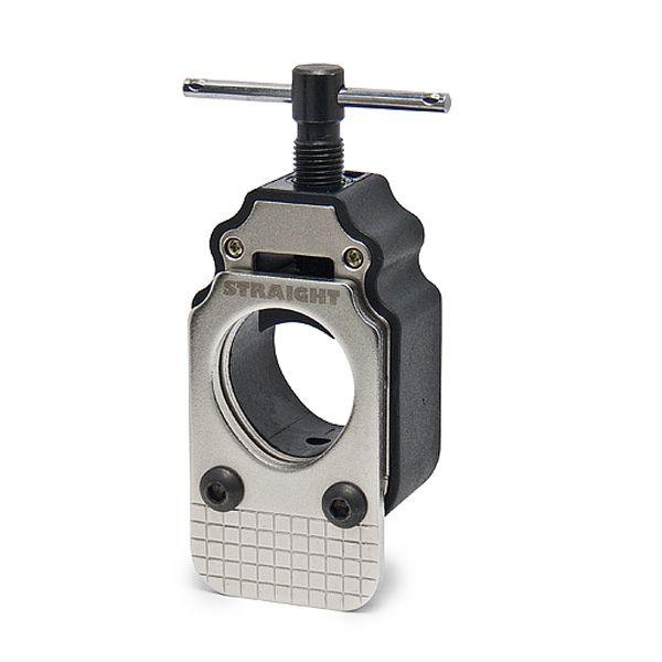 ソーガイドはパイプの切り口を真っすぐ切断するために使用します。自転車のコラム、ハンドル、シートポストの切断に使用可能。[適応パイプ径] φ18mm〜φ31mm[重量] 246g