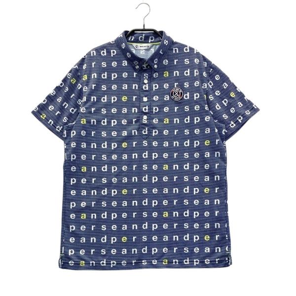 サイズ：M AND PER SE アンパスィ  半袖ポロシャツ ワッペン ボタンダウン ロゴ総柄 ネイビー系 [240101426343] ゴルフウェア メンズ ストスト AND PER SE アンパスィ 半袖ポロシャツ ボタンダウン ロゴ総柄