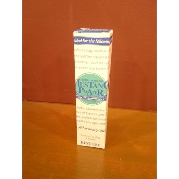 純度100％の天然のホースオイルです。リキッド（液体）タイプのホースオイルでペーストタイプよりも更に浸透性が強く、仕上げの拭き取りも非常に楽です。スタッズのカスタムやカービングが施された凸凹の表面の物には特にオススメです。原料には馬脂全体か...