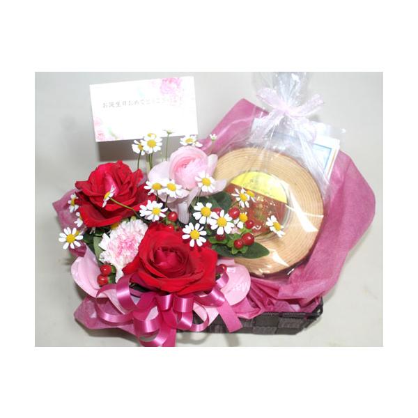 カゴのなかに　生花のアレンジメントとお菓子を　いっしょに詰め合わせた　おしゃれなセットです いずれも　通常包装の上に　さらにセロファン袋にお入れし清潔さとまんがいちにも水が入らない工夫をしています  お誕生日や送別会　お礼　ちょっとしたハプ...