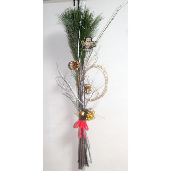 　今ならあすあすつくできます！！ お届け日指定できない場合 備考欄にご希望日記載くださいモダンなドア飾りで　新年を迎えましょう♪長さ約7０cm位若松　からげを　８から１０本まとめて　赤い組みひもで束ねた　ドア飾りです金柳　銀柳　松ぼっくりを...