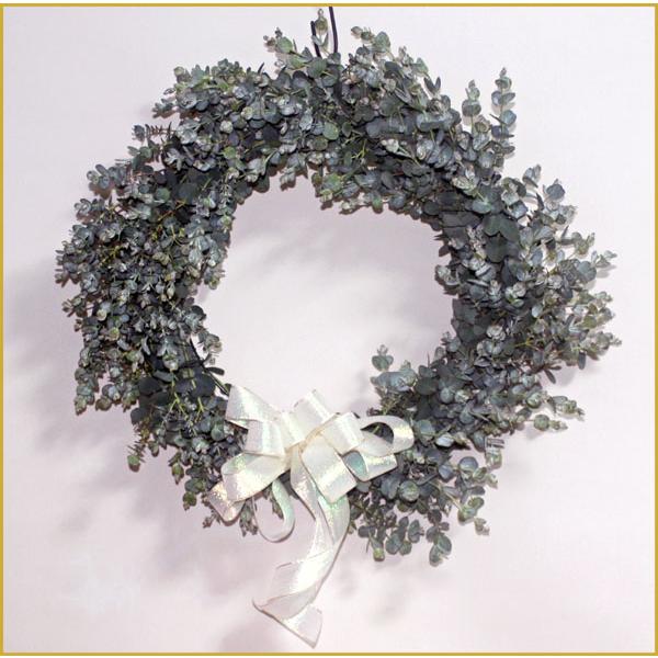 爽やか・シンプルなリースです♪玄関にリビングに　素敵なリースでＨＡＰＰＹを呼びましょう♪ワイヤーリースの土台にユーカリの枝をとめながら作っていきますユーカリ　又はグニユーカリでつくり　リボンを添えてシンプルにお創りします。　リボンの種類は　...