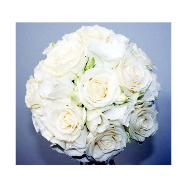 花嫁の一番美しいその時を華やかに彩ります！！まあるい　かわいいブーケです通常は　バラと小花でお作りしますブーケの大きさ　：　直径　約20〜25センチブライディというブーケ専用の資材を利用しておつくりしますので　長持ちいたしますブトニア付（花...