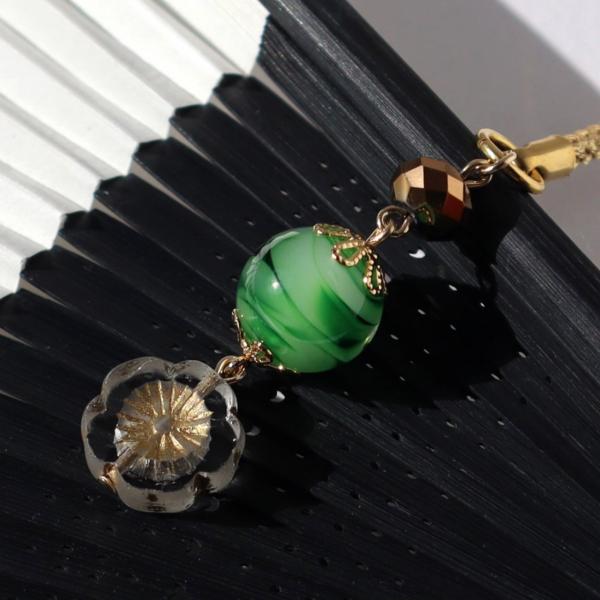 梅のチェコビーズと大阪とんぼ玉の、レトロな根付ストラップ。とんぼ玉に和洋折衷の花紋チェコビーズを合わせた、個性的な作品。ハンドバッグチャーム、スマホケースやがま口飾りとしても活躍。粋な編み込み紐は美しく強度があり、浴衣や着物の帯との相性が抜...