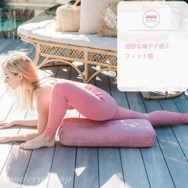リラックスしてヨガを楽しむためのクッションブロックやブランケットだけでは補助しにくい、広い範囲のサポートが出来るため、初心者のポーズ補助や、マタニティヨガやリストラティブヨガで効果を発揮します。取っ手の付いたカバーは、耐久性に優れ取り外して...