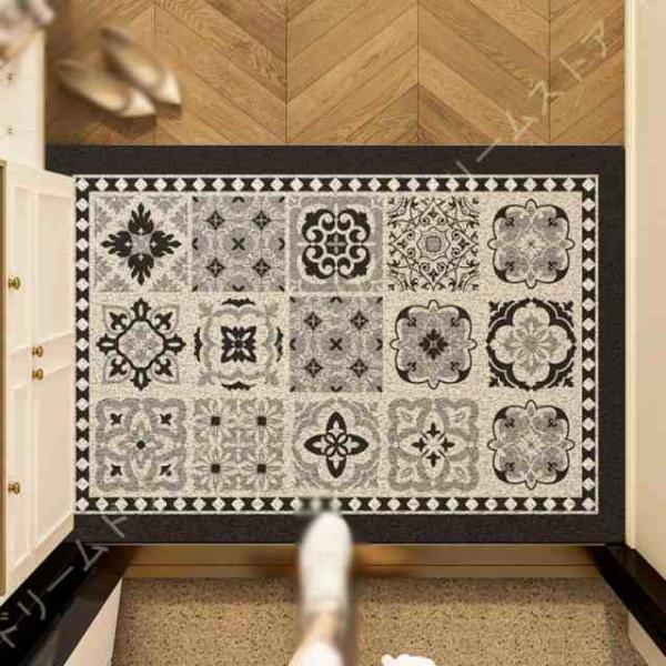 素材：PVC　ハサミで自由にカット可能。好きな形に簡単にアレンジできるのもポイント。厚さ：約10mm商品の特徴掃除機を使用するか、ほうきで掃除するか、裏地を軽くたたいて屋外で振り落とすだけです。マットを清潔に保つために、定期的にブラシで水洗...