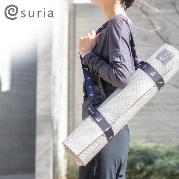 スリアのロゴ、ヨガポーズのプリントがされた万能ベルトヨガマットを持ち運びするのに便利なキャリーベルト。ループにヨガマットをさっと通すだけのシンプルさが◎あらゆる厚さのヨガマットにも対応します。ベースカラーがモノトーンなので何色のマットにも合...