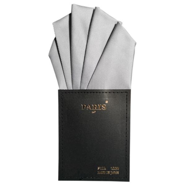 素材構成: 100% シルク日本製・職人のハンドメイドワンタッチ台紙付きポケットチーフ五つ折　シルバーチーフ高さ：約8.5cm　台紙のサイズ：縦9cm×横7cmスーツのポケットに差し込むだけのワンタッチで簡単に使用可能