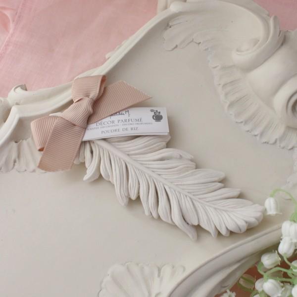 [商品説明]フランスのインテリアブランド Mathilde M.（マチルドエム）フレンチシャビーなインテリアやフレグランス商品が揃いますこちらは可愛い香りのオブジェ センティッドデコ２サイズ展開で、こちらはＬサイズとなります縁起の良い羽根の...