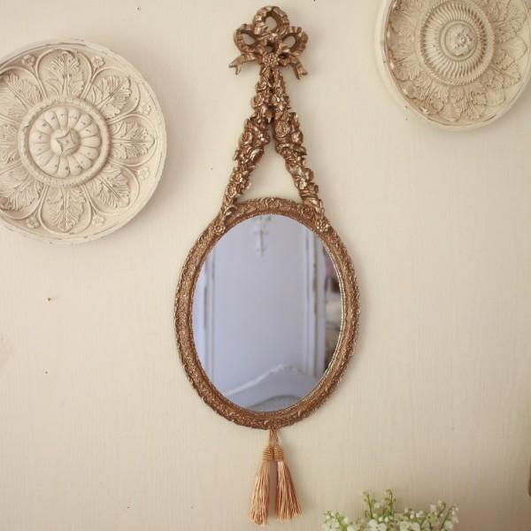 [商品説明]細部にまでこだわったヴィクトリアンデザインの美しい壁掛けミラーリボンとローズのガーランドにミラーフレームにも繊細な装飾が施されていますお色はシルバーにブラウンを重ね、アンティークな雰囲気を演出した高級感のある塗装仕上げですリビン...