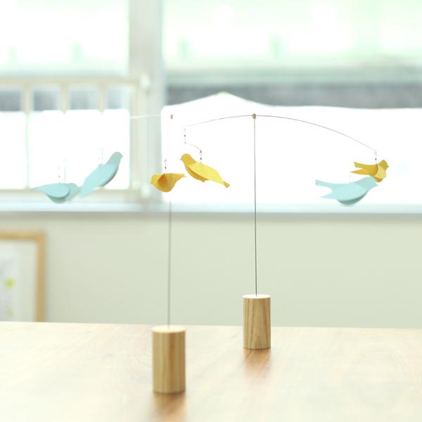 紙・ステンレス・木でできた新しいタイプのスタンドモビールができました。デスクなどに気軽に置けて、わずかな風でも動き、細いステンレス材を使用することで不思議な浮遊感が生まれます。それぞれの鳥は360度回転できる仕様になっているので風のふき型に...