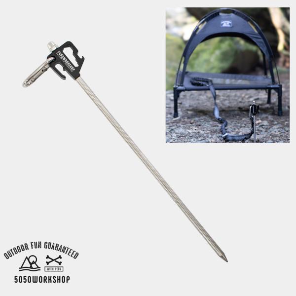 アウトドアで使いやすいペグ式のアニマルアンカーです。硬く締まった地面にハンマーなどを用いて本体を回転部分50-100mm位まで垂直に打ち込み地面に固定し使用します。リードをかける部分は、回転式なのでペットが動いても絡みづらい仕様。カラビナ付...