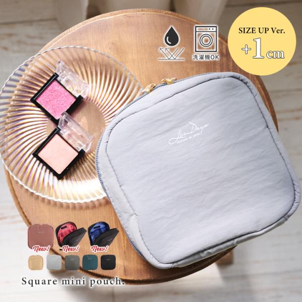 【サイズ（cm）】幅：約16、高さ：約16、マチ：約6.5【重量（g）】約70【仕様】開閉：ファスナー内側：オープンポケット×4、メッシュポケット×2外側：オープンポケット×1【素材】ポリエステル（撥水）※サイズは当店平置き外寸サイズです。...