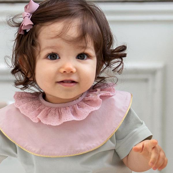 優しいくすみピンクがスウィートなベビースタイ。繊細な模様のコットンレースと、縁のきらきらゴールドが高級感あふれる印象に。お揃いのフリフリボトムと合わせたコーディネートがおすすめ。食いしん坊さんのための大きなビブ。babyの肩周りをぐるりと一...