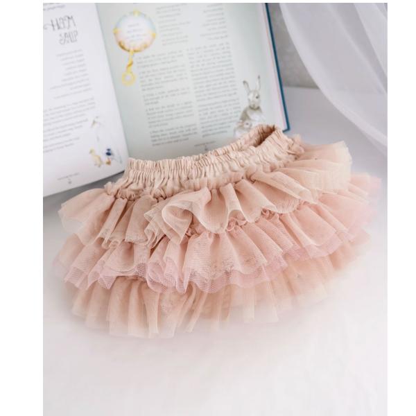 ふわふわ柔らかな3色のチュールが幾重にも重なって、まるでミルフィーユのようにスウィートなフリフリボトム(ブルマ)。優しいピンクベージュベースに、ベージュ・ローズ・ベビーピンクのチュールを重ねてミルクティーのような優しいカラーに仕上げました。...