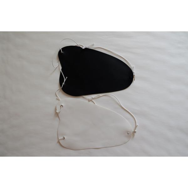 レザーの胸当てです。色は黒・白の２色、サイズは大と小の２種類ございます。◆こちらの商品は６点までクリックポストにて発送可能です。クリックポストで発送可能な他の商品５点と合わせ買いも可能です。【クリックポスト発送のご注意事項】・注文画面の配送...