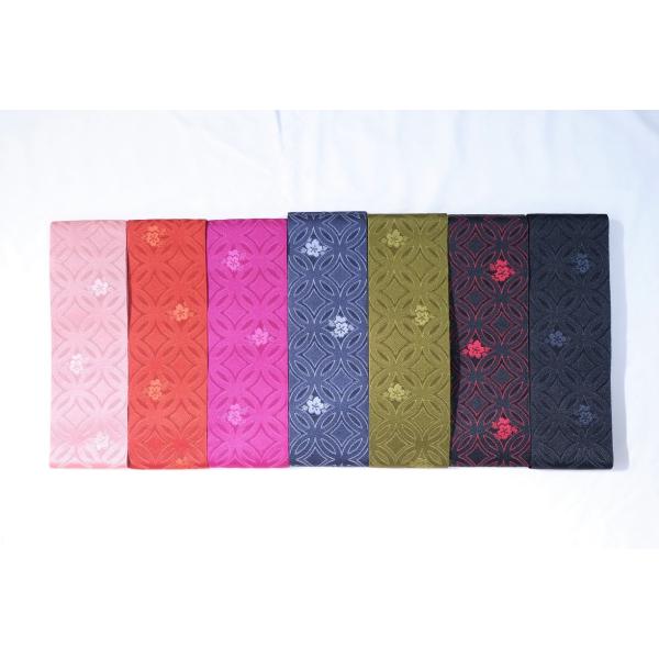 七宝（しっぽう）に小桜柄のジャガード織が美しい、女子用の弓道帯です。【サイズ】幅：約9cm　長さ：約320cm 【素材】ポリエステル100％◆こちらの商品は６点までクリックポストにて発送可能です。クリックポストで発送可能な他の商品５点と合わ...