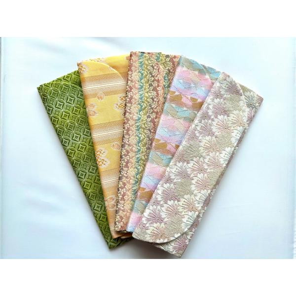 襷（たすき）を保管するための入れ物です。金糸や銀糸を用いて織られた高級感のある生地で作られているため上品な輝きがあります。【サイズ】長さ23cm 幅約7.5cm 厚さ約0.8cm◆こちらの商品は６点までクリックポストにて発送可能です。クリッ...