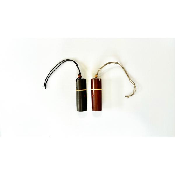 木製の円柱形状のギリ粉入れです。紐は上蓋についています。素材は写真左が黒檀製、写真右がカムウッド製です。全長約6.3cm（紐部分を除く）、外径約2.3cm、内径約1.6cm◆こちらの商品は６点までクリックポストにて発送可能です。クリックポス...