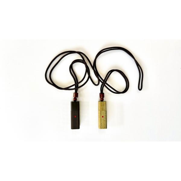 立方体の形をしたギリ粉入れです。紐は上蓋についています。素材は写真左が黒檀製、写真右が緑檀製です。全長約4.5cm（紐部分を除く）、外径約1.4cm、内径約0.8cm◆こちらの商品は６点までクリックポストにて発送可能です。クリックポストで発...