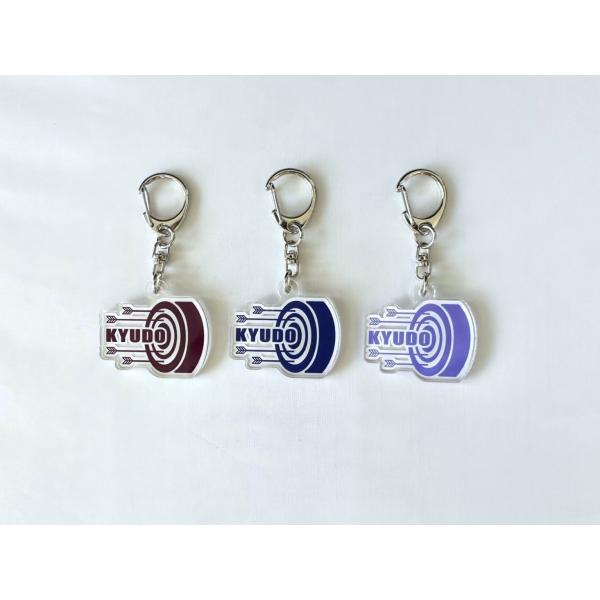 当店オリジナルデザインのアクリル製キーホルダーです。全３色展開です。矢筒などお持ちの弓具にも付けられるよう、やや小ぶりなサイズに仕上げました。【サイズ】チャーム部分:縦約3cm、横約4cmチェーン全長約4cm◆こちらの商品はクリックポストに...