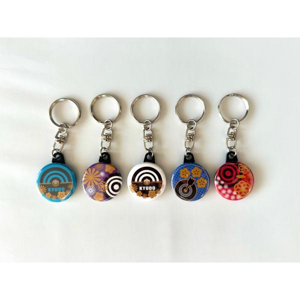 当店オリジナルデザインの缶キーホルダーです。全５柄展開です。矢筒などお持ちの弓具にも付けられるよう、やや小ぶりなサイズに仕上げました。【サイズ】チャーム部分:直径約3cmチェーン全長約5cm◆こちらの商品はクリックポストにて発送可能です。小...