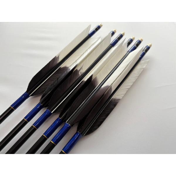 ジュラルミン矢「EASTON社」、６本セットです。ターキー矢です。・シャフトの太さ：１９１３・シャフトのカラー：ブラック・矢羽根の種類：ターキー・矢羽根の模様：元黒・矧ぎ糸のカラー：濃青色・筈の色：白色ご希望の矢尺を記入のうえ注文してくださ...